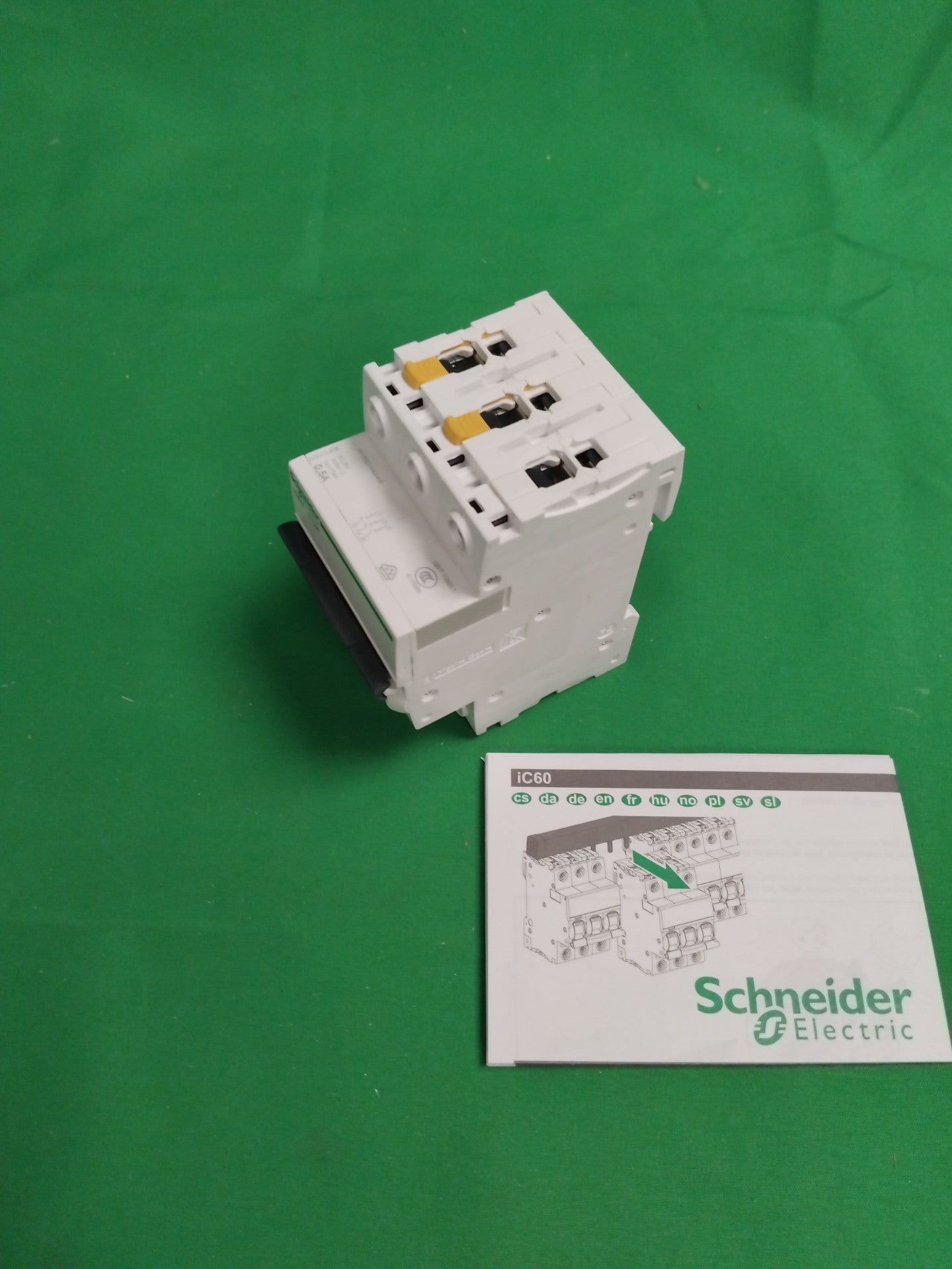 Schneider-Electric A9F07370 A9F07370 BOX OF 4 UNITS