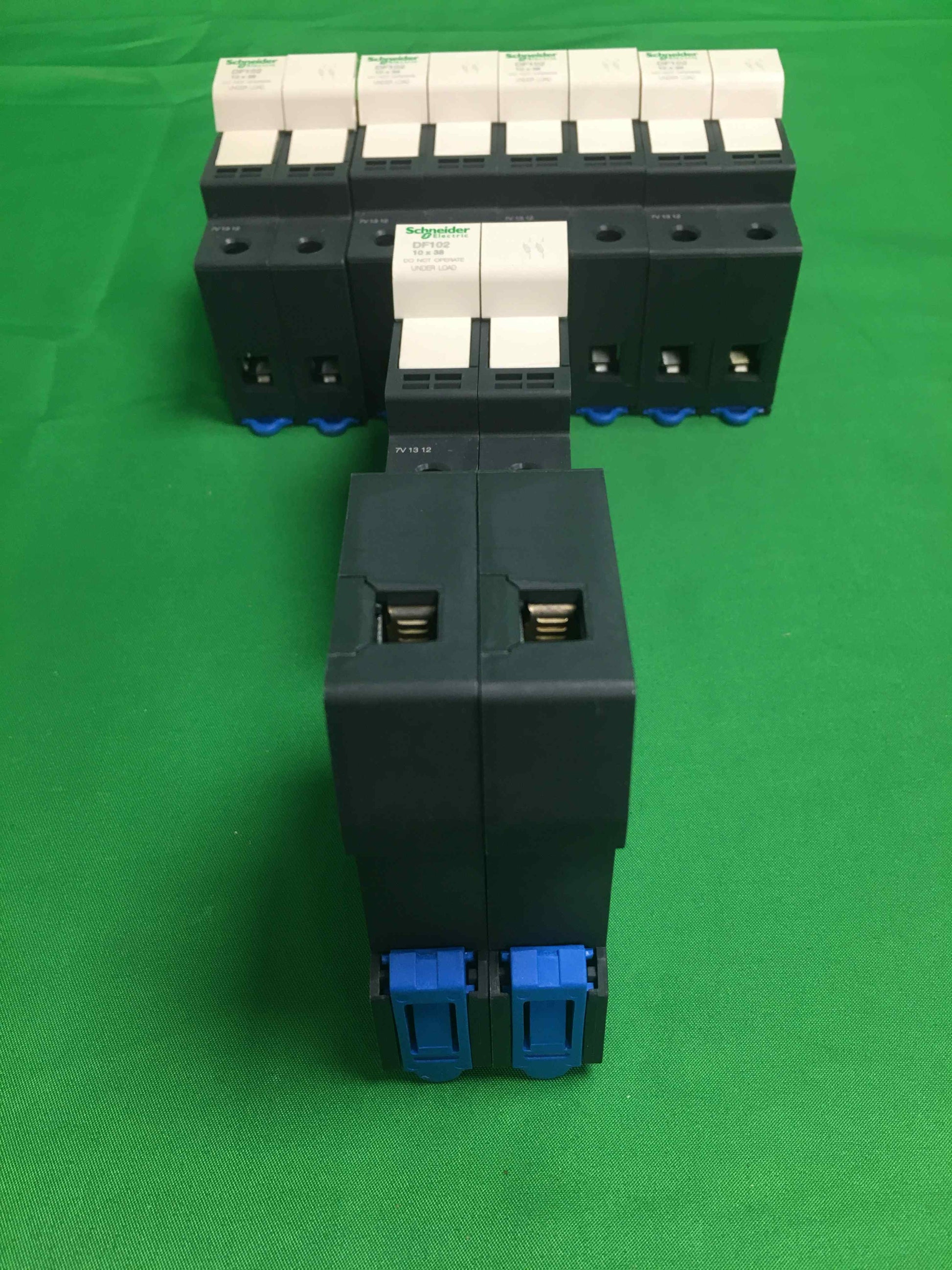 Schneider-Electric DF102 NEW DF102 6 UNITS