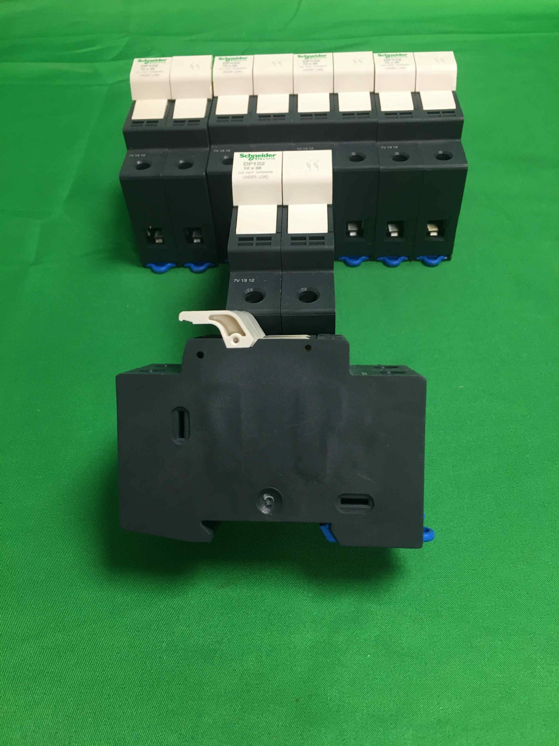 Schneider-Electric DF102 NEW DF102 6 UNITS