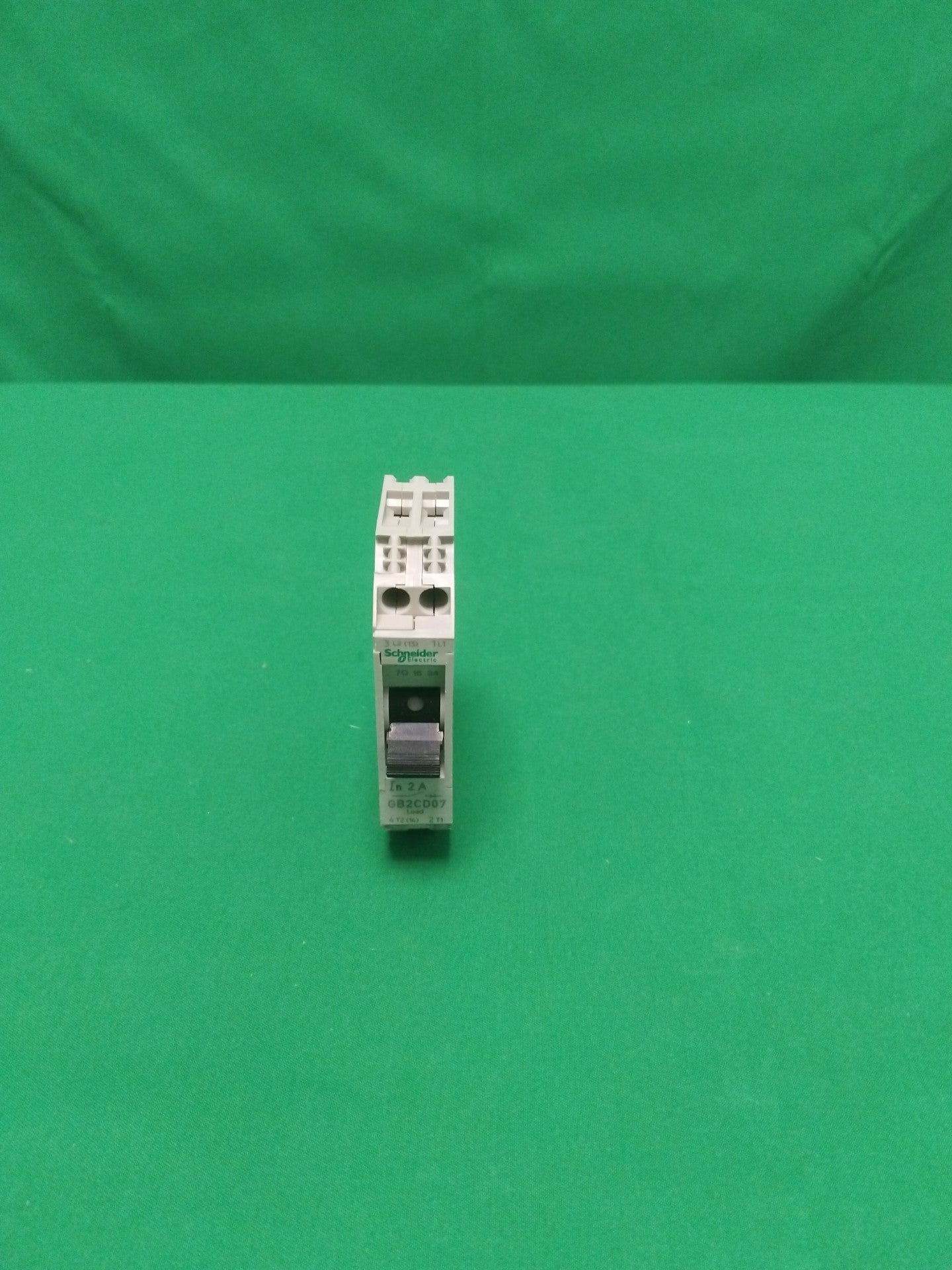 10877