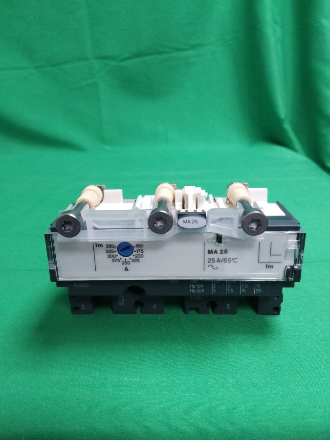 8973