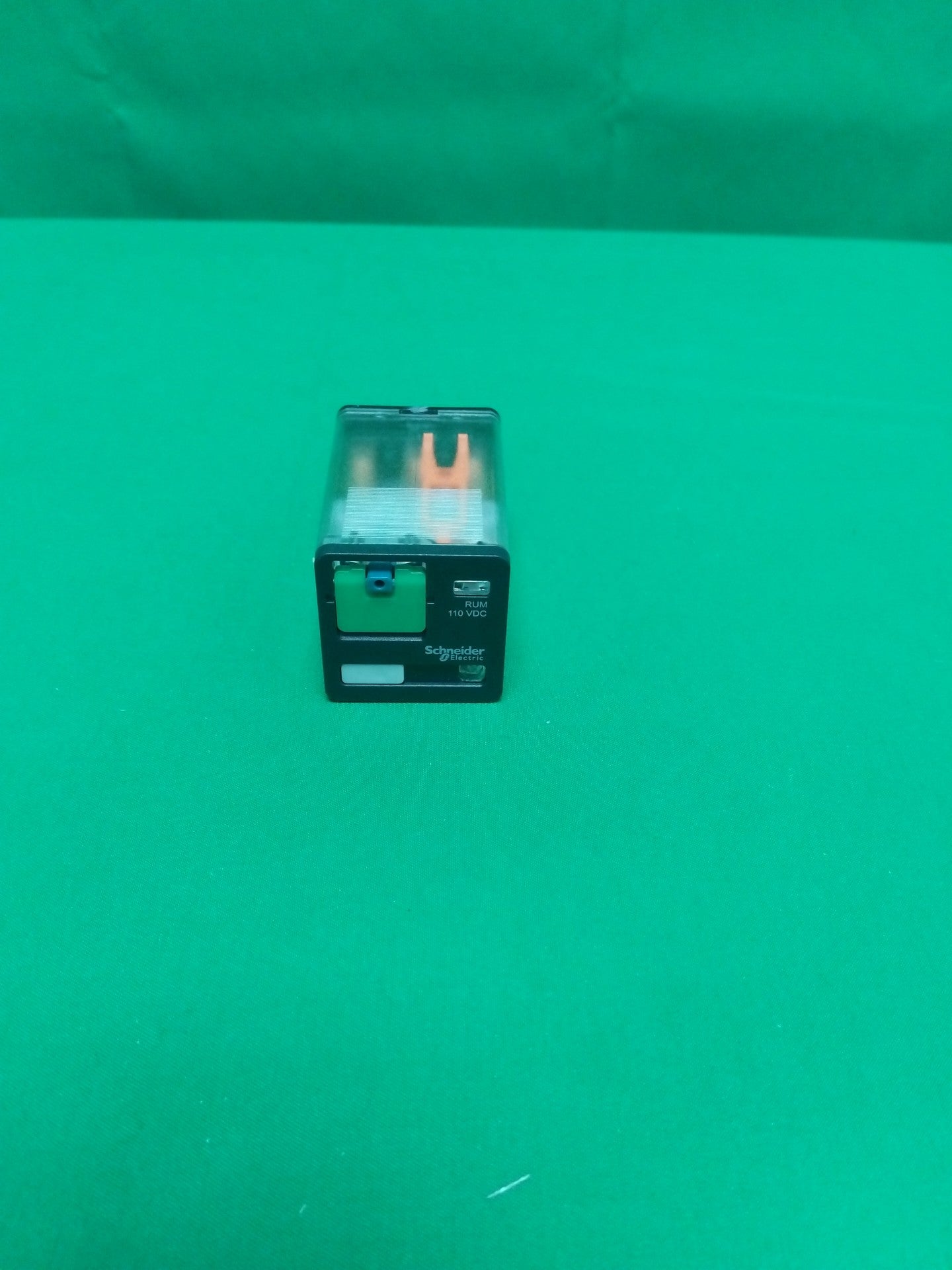 10596