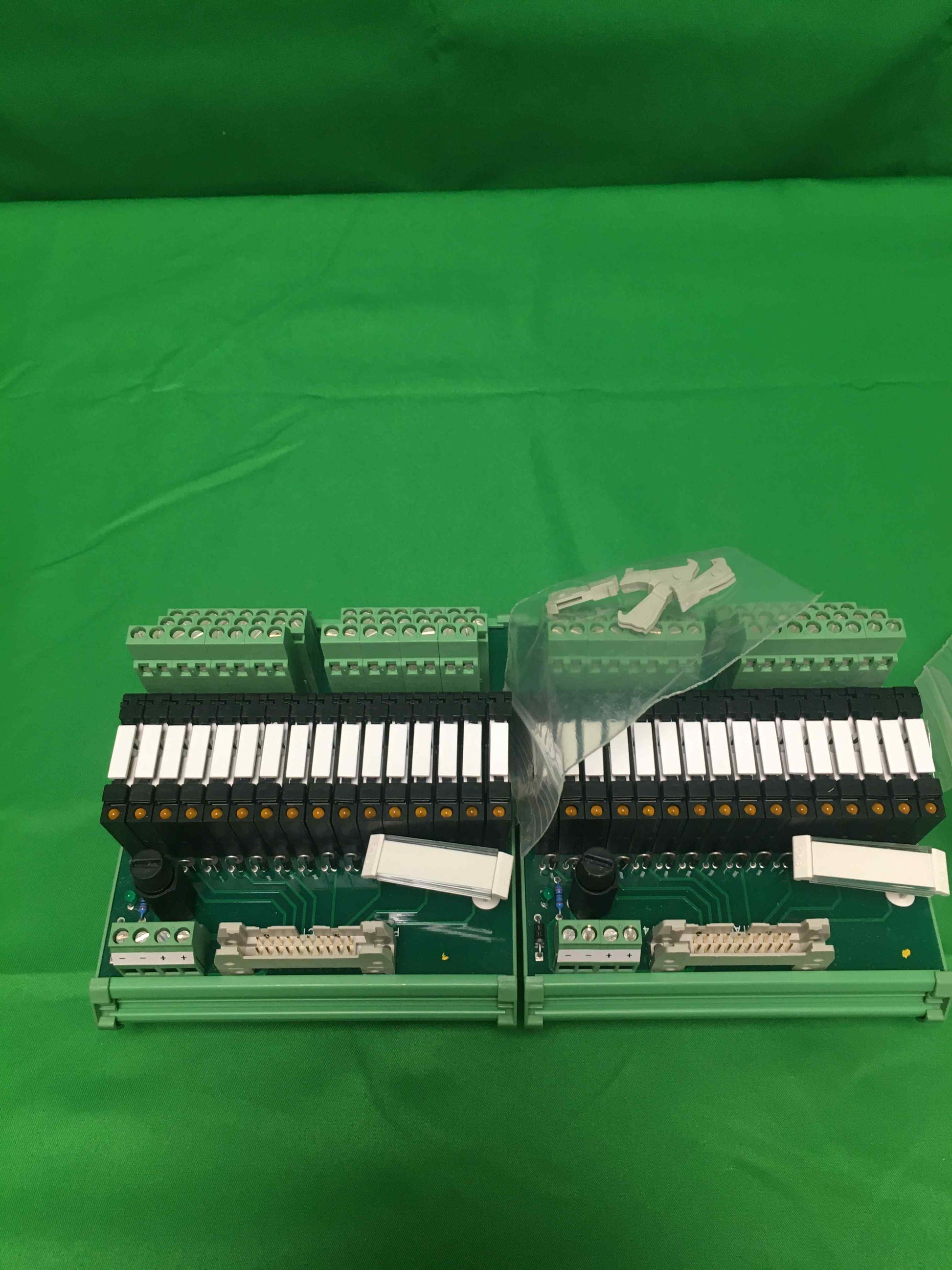 2 UNITS PHOENIX CONTACT UM-16R-G24 21 PLC F-SO4714 UM-16R-G24/21/PLC/F-SO4714
