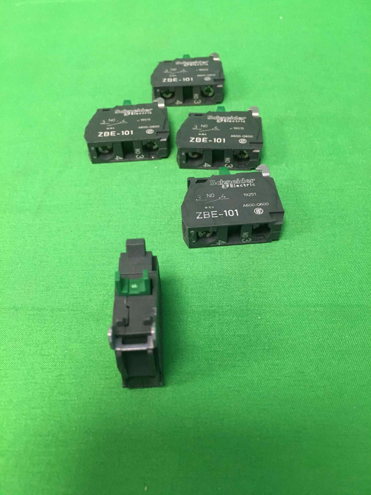 7423