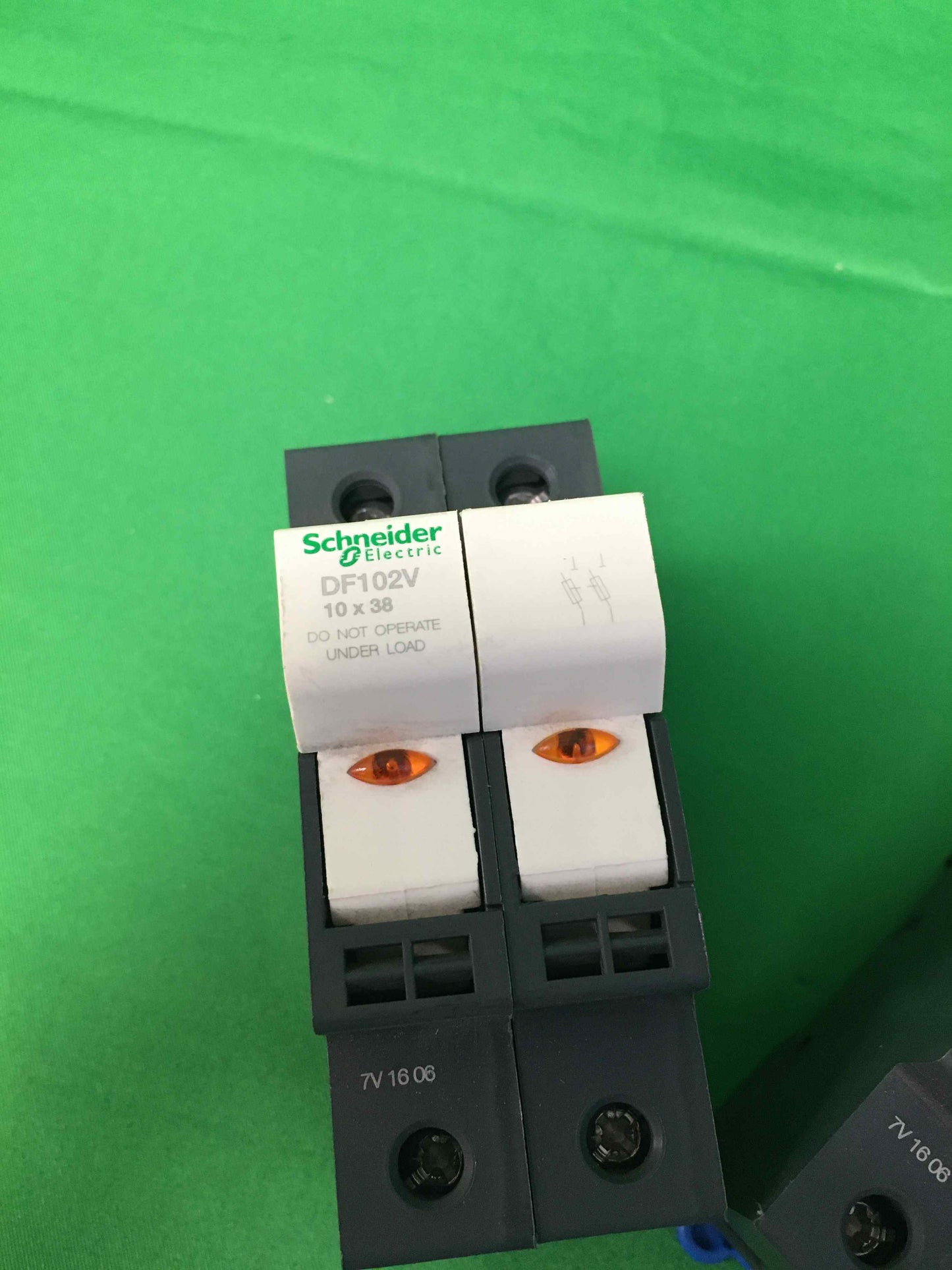6976
