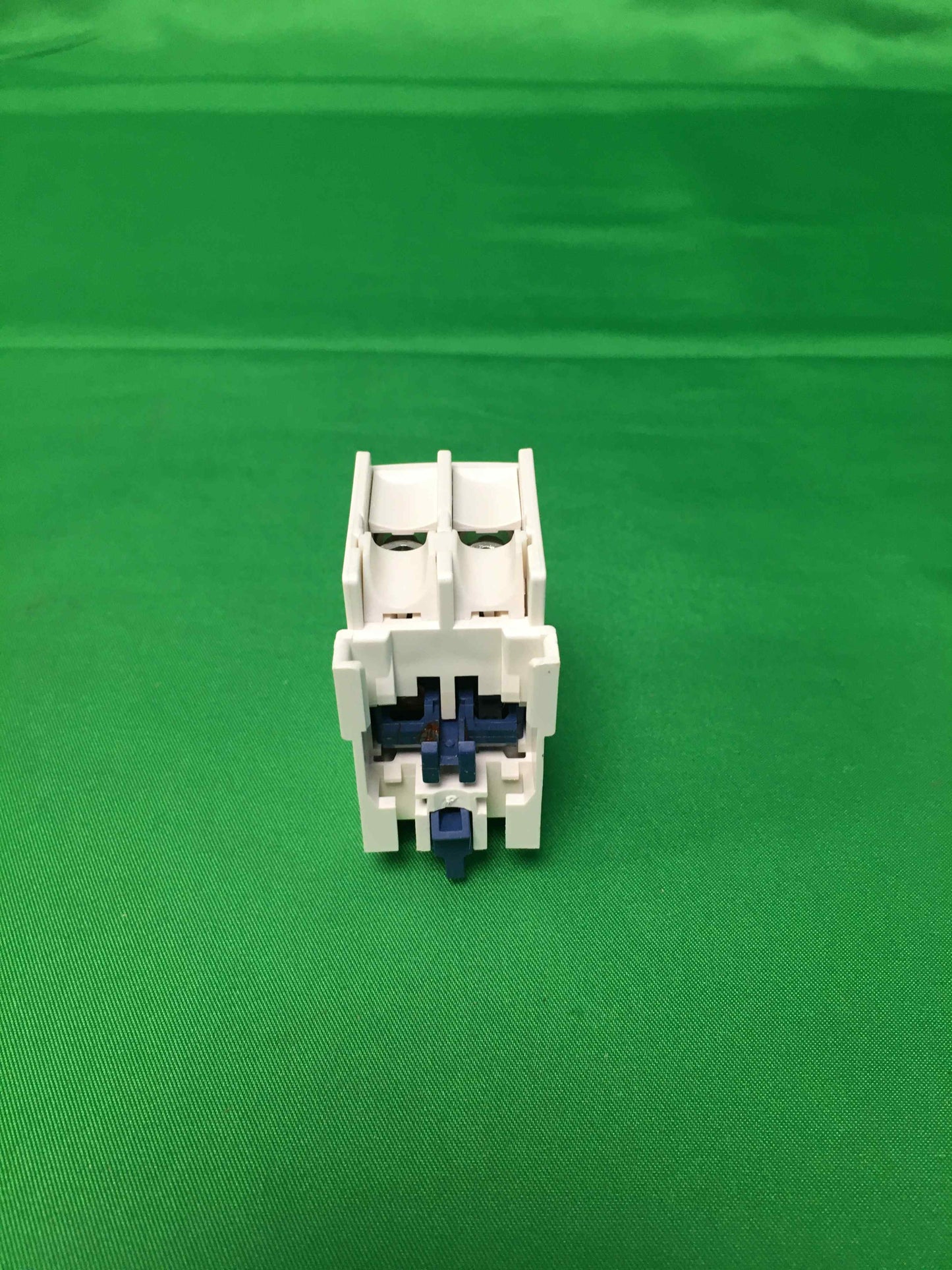 7018