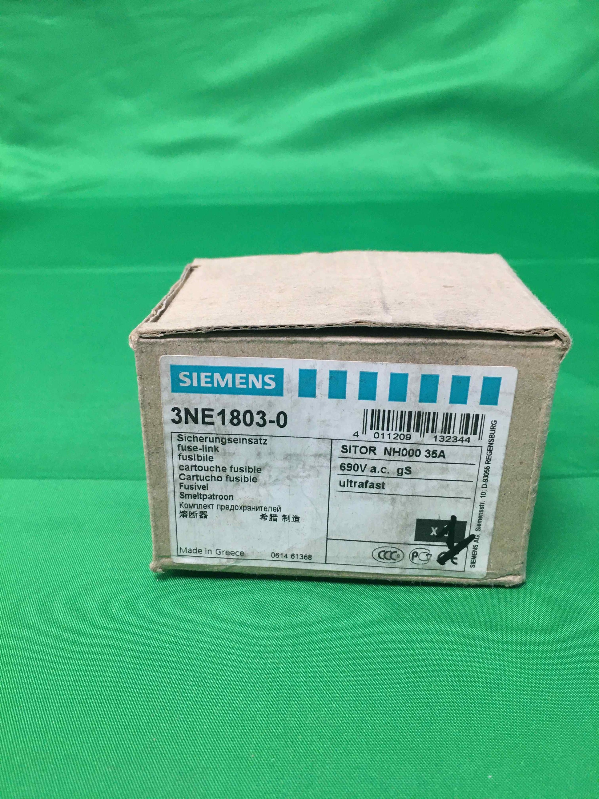 6886