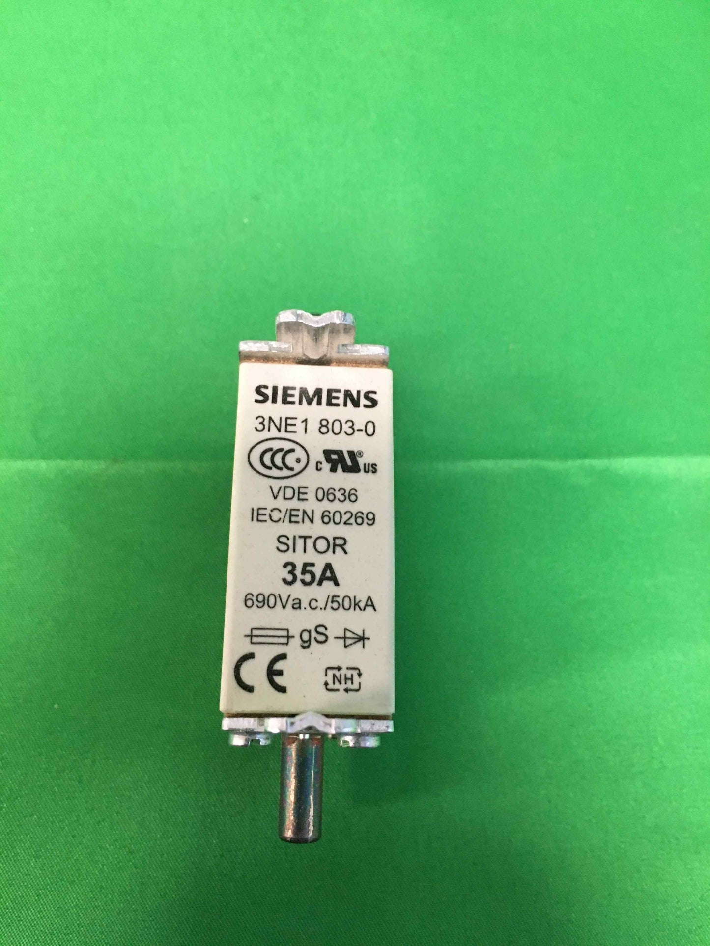 6886