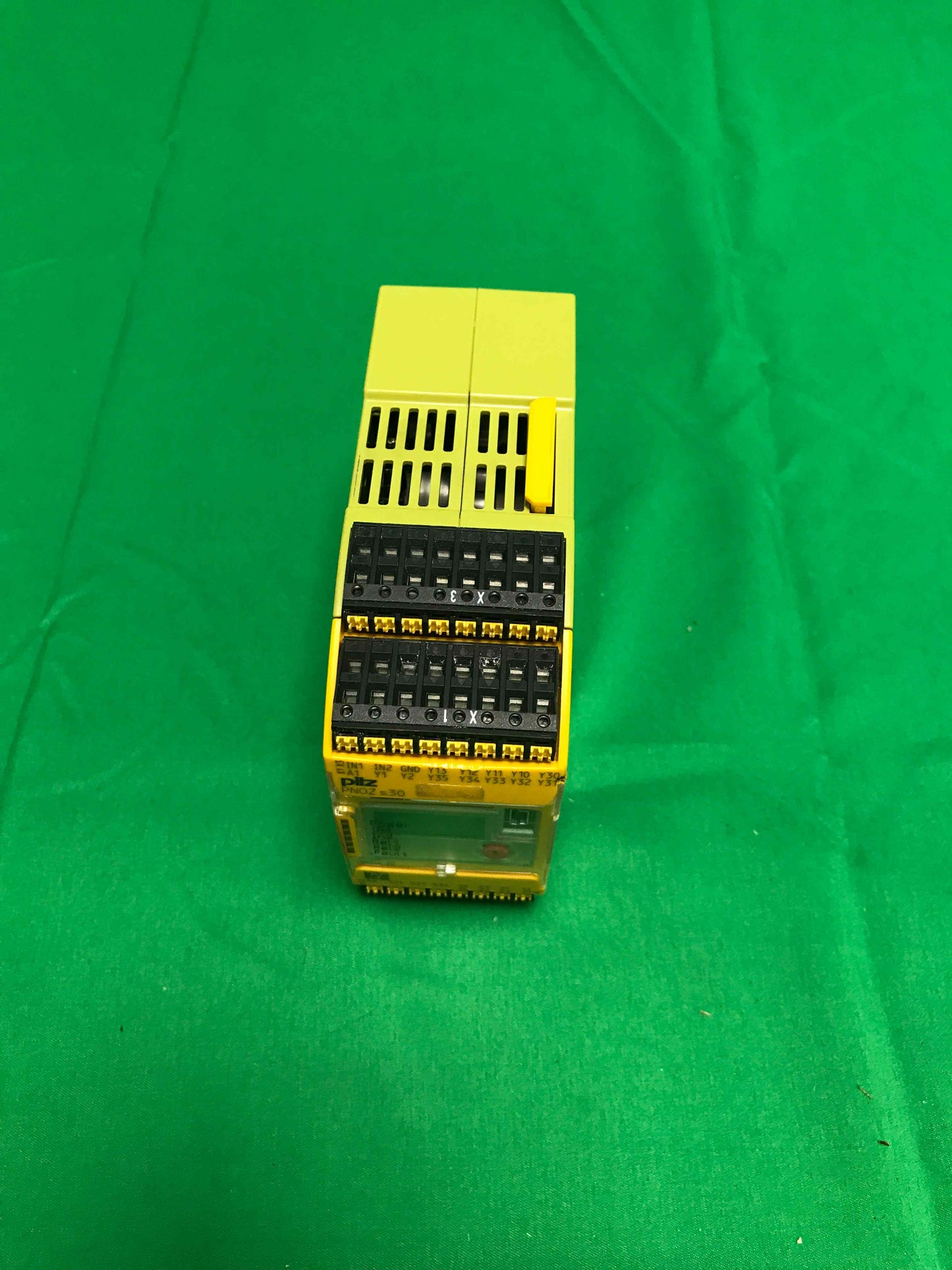 6835