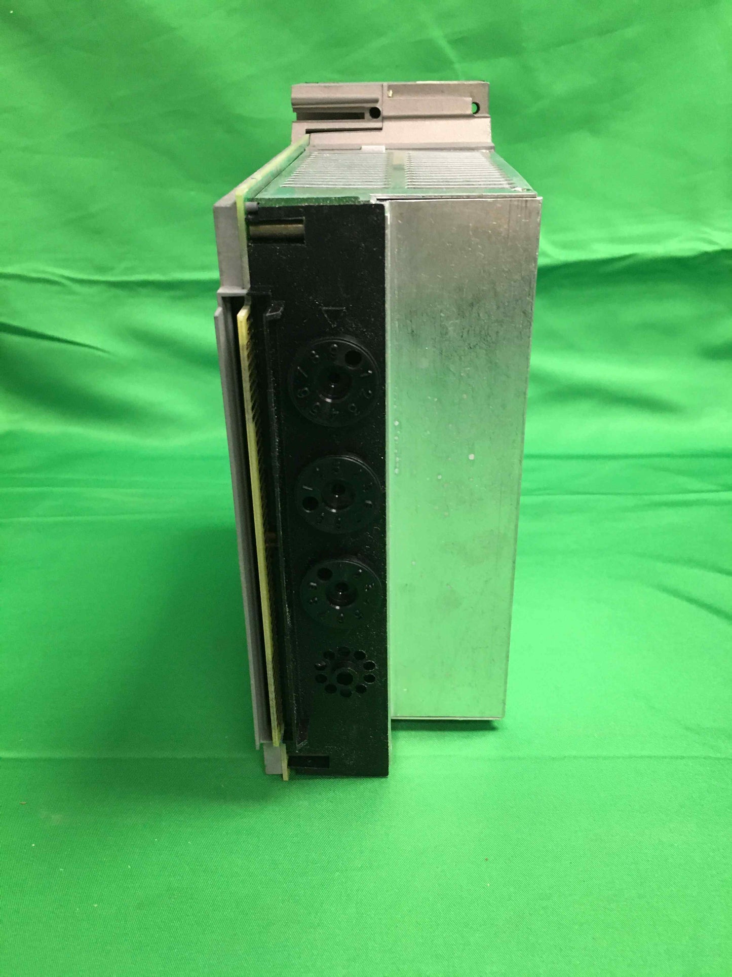 7885